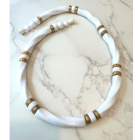 Vintage Avon White & Gold "Classic Twist"Necklace - Picture 3 of 5